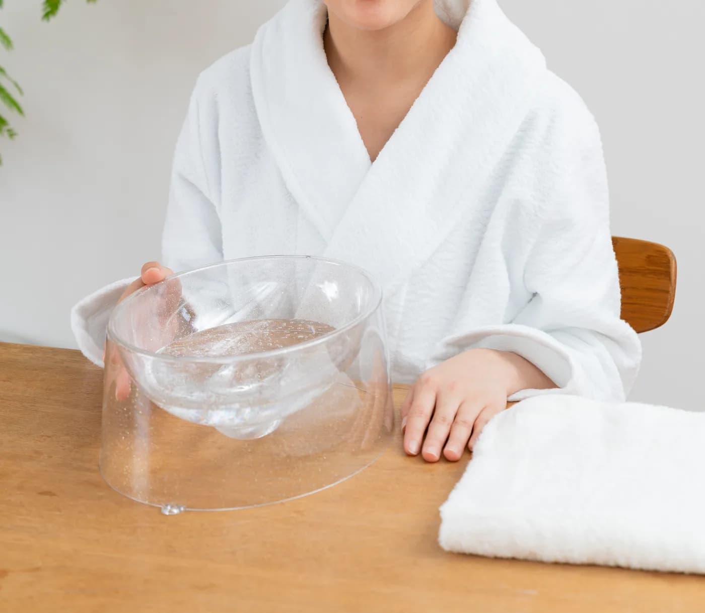 Hands using the Shinganki ice-water facial basin